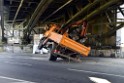 LKW blieb unter Bruecke haengen Koeln Deutz Deutz Muelheimerstr P070